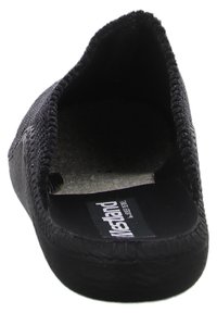 Černé nazouvací boty s pleteným svrškem, kulatou špičkou a texturovanou gumovou podrážkou. Interiér obsahuje měkké polstrování a logo na stélce.