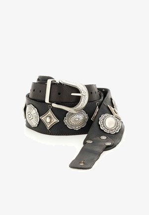 Cintura in pelle nera con conchos decorativi argentati e fibbia in argento. Presenta varie forme geometriche e dettagli ornati. Superficie texturizzata.