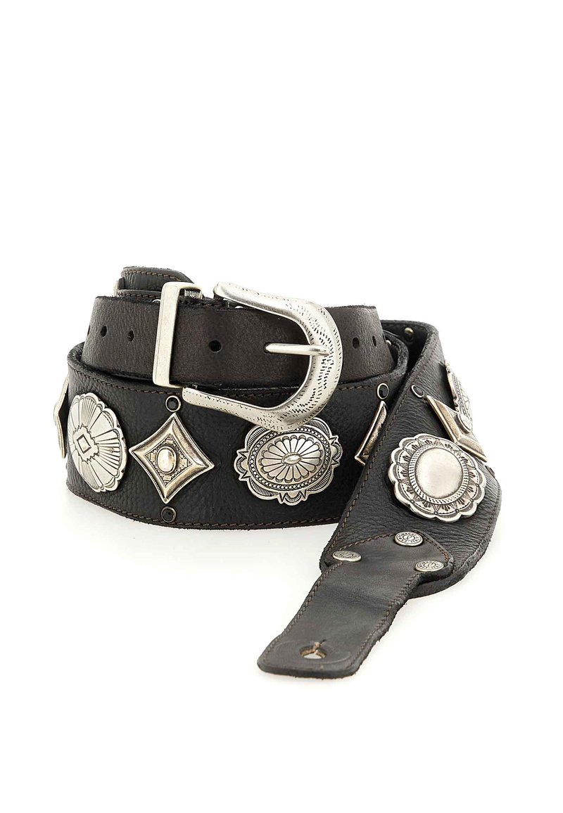 Cintura in pelle nera con conchos decorativi argentati e fibbia in argento. Presenta varie forme geometriche e dettagli ornati. Superficie texturizzata.