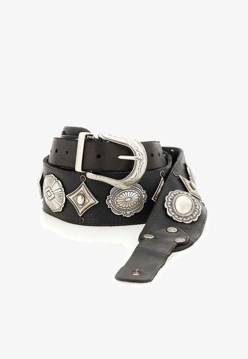 Cintura in pelle nera con conchos decorativi argentati e fibbia in argento. Presenta varie forme geometriche e dettagli ornati. Superficie texturizzata.