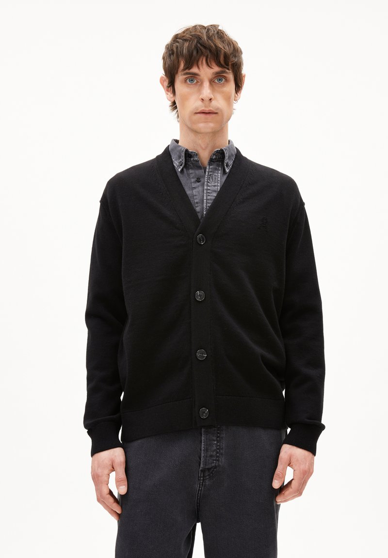 Schwarze Strickjacke aus weichem Material, mit V-Ausschnitt, langen Ärmeln, fünf Knöpfen vorne und gerippten Bündchen und Saum.