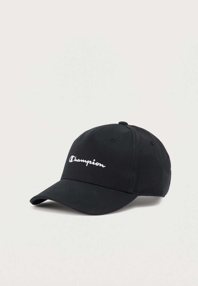 Gorra de béisbol negra de algodón con visera curva y el logo "Champion" bordado en blanco en la parte frontal. Diseño estándar de seis paneles.
