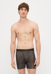 Must värviga elastne vöökoht "BJÖRN BORG" logoga; boxerid tumedas kamuflaažis; valmistatud venivast, kergetest kangast.