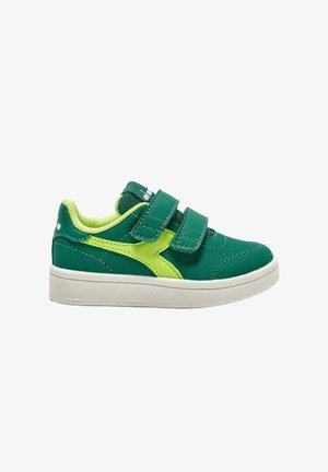 Sneaker da bambino verde e gialla con due chiusure in velcro, suola bianca e interno giallo, vista di lato su sfondo neutro.