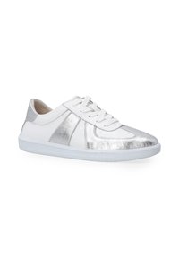 Witte sneaker met zilverkleurige metallic accenten, van leer, ronde neus, vetersluiting en een gestructureerde witte rubberen zool.