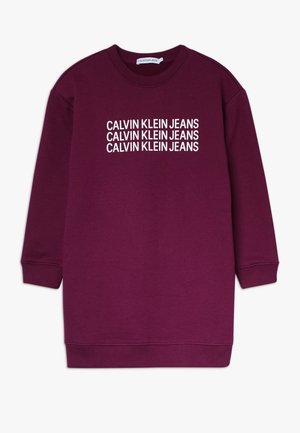 Langærmet, rundhalset vinrød sweatshirt-kjole med ribbede manchetter og kant, med "CALVIN KLEIN JEANS" i hvid tekst gentaget tre gange foran.