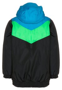 Černá venkovní bunda s modro-zeleným chevronovým vzorem přes ramena. Je vybavena kapucí a elastickými manžetami. Hladký, lehký materiál.