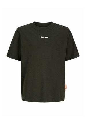 Czarny t-shirt z krótkim rękawem z małym białym logo "Jcore" umieszczonym na środku przy dekolcie oraz małą pomarańczową metką z tkaniny po prawej stronie.
