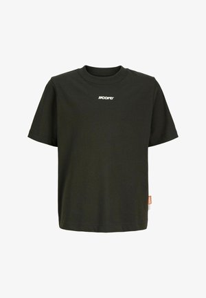 Sort kortærmet t-shirt med lille hvid "Jcore" logo centreret nær halsudskæringen og et lille orange stofmærke på højre side.