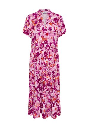 Różowa sukienka midi w kwiaty, z krótkimi rękawami, dekoltem w kształcie litery V oraz piętrową spódnicą. Materiał zdobią żywe, fioletowe i pomarańczowe wzory kwiatowe.