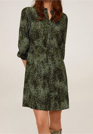 Groene jurk met slangenprint, met een knoopsluiting aan de voorkant, driekwart pofmouwen en een getailleerde pasvorm, met een gladde textuur en subtiele glans.