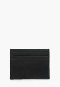 Zwarte leren kaarthouder met zes kaartsleuven, strakke lijnen, een zachte textuur en geen zichtbare hardware of accenten.