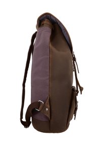 Vue latérale d'un sac à dos en toile et cuir marron et violet avec des bretelles réglables et des poches avant à boucle.
