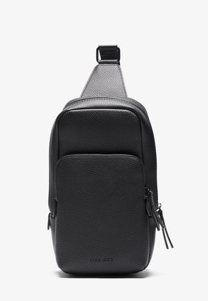 Borsa a tracolla nera con texture, dotata di un compartimento principale con cerniera e di una tasca frontale. Presenta una tracolla regolabile e doppie cerniere.