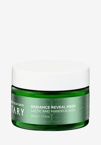 Grön glasburk med ett vitt plastlock, märkt "Radiance Reveal Mask," innehållande 50 ml av mjölksyra och mandelsyra. Slät konsistens.