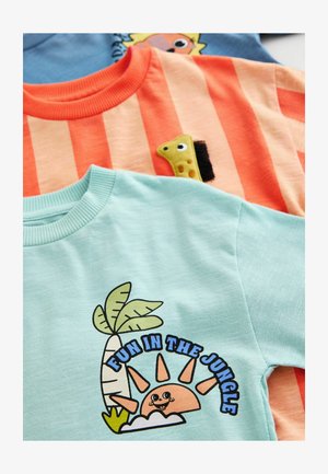 Trei tricouri cu mâneci scurte: unul verde mentă cu un imprimeu grafic, unul portocaliu cu dungi și unul albastru deschis cu un desen animat.