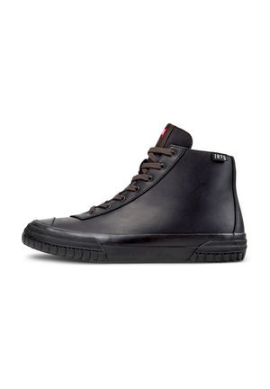 Sneaker alte in pelle nera con lacci marroni, suola in gomma e un'etichetta rossa con la scritta "1975" sulla caviglia. Texture liscia.