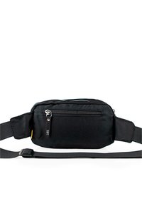 Bolsa de cintura negra de nailon con correa ajustable, bolsillo frontal con cremallera y textura suave. Cuenta con una etiqueta metálica de la marca y una construcción duradera.