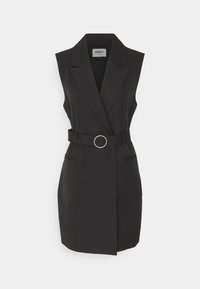 Černé bezrukávové šaty s rafinovaným střihem, pásek se stříbrnou kulatou přezkou a dvě přední kapsy. Hladký povrch látky.