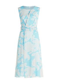 Hellblaues ärmelloses Kleid mit Wickeldesign, das große weiße Blumenmuster und einen gebundenen Taillenakzent aufweist. Glatte Stoffstruktur.