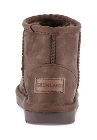 Stivale in suede marrone per l'inverno con cuciture visibili, fodera interna in pelliccia, suola in gomma e etichetta "GRÜNLAND" sul tallone posteriore.
