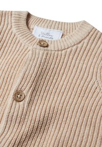 Geribbelde beige cardigan met een ronde hals en twee houten knopen aan de voorkant. Label leest "Stellou & Friends." Zachte textuur.
