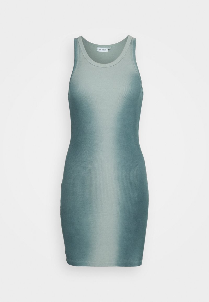 Une robe débardeur ajustée en dégradé de teal clair à foncé, fabriquée en tissu côtelé avec un col rond et sans manches.