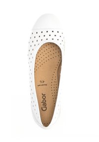 Chaussure plate en cuir blanc avec un motif carré perforé, bout rond et semelle intérieure rembourrée. Présente un intérieur beige et un logo de marque discret.