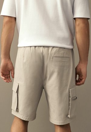Next LUXE  REGULAR FIT - Šorti - bone