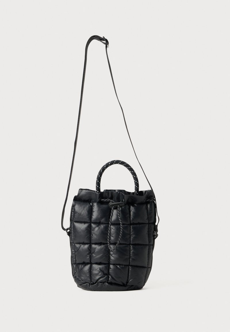Borsa nera a sacco con esterno trapuntato, dotata di manico superiore e di una lunga tracolla regolabile, realizzata in materiale lucido con chiusura a coulisse.