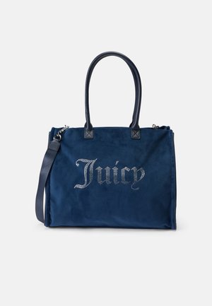 Bolsa tote em camurça azul marinho com manípulos de couro duplos, letras "Juicy" em strass, alça de ombro destacável, forma retangular elegante.