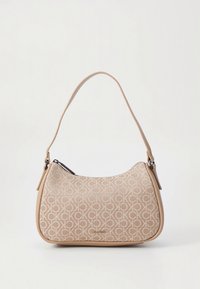 Sac à bandoulière beige à texture douce, présentant un motif monogramme. Forme incurvée et une seule lanière, avec une fermeture éclair pour l'accès.