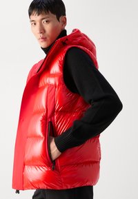 BOSS RONNIE - Weste - open red