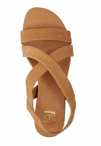 Sandale en suede beige avec des lanières entrecroisées, semelle plate et finition mate subtile. Présente le logo de la marque en relief sur la semelle intérieure.