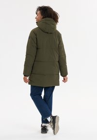 Polstret parka i olivengrøn med hætte, med en lige pasform, quiltet design og sort logoaccent på ærmet. Casual fit.