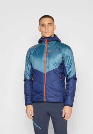 Veste rembourrée bleue et turquoise avec capuche, fermeture éclair orange, deux poches à l'avant et un motif en losanges sur le corps.