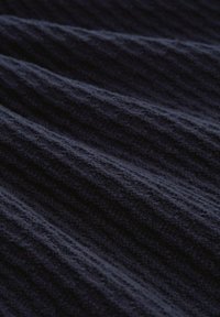 Getextureerde donkerblauwe stof met verticale rimpels, gemaakt van zacht, geweven materiaal, met een iets fuzzy oppervlak en een uniforme kleur.