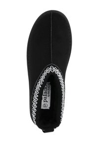Czarne zamszowe botki z okrągłym noskiem, srebrnymi przeszyciami wzdłuż górnej krawędzi oraz miękkim wykończeniem wewnętrznym. Spód pokazuje teksturowaną podeszwę zapewniającą przyczepność.
