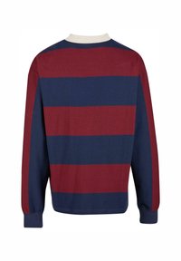 Dlhý rukáv pulóver v burgundskej a námorníckej modrej pruhovanej konfigurácii, s rebrovaným bielym golierom a mäkkou textúrou, uvoľnený strih a rovný lem.