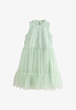 Abito verde chiaro con corpino aderente e gonna a balze in tulle. Presenta ricami floreali e dettagli arricciati in vita e sull'orlo.