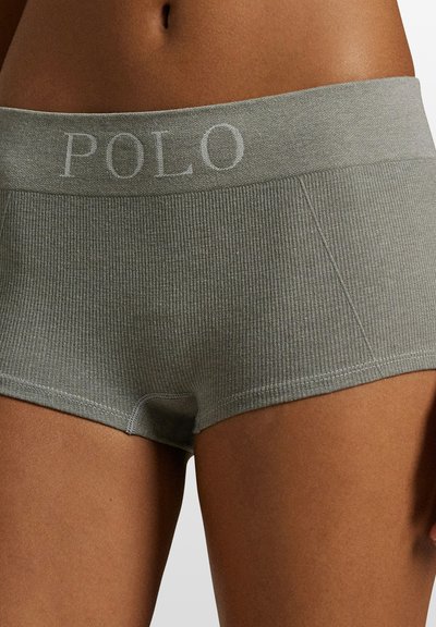 Šedé žebrované boyshorts s širokým pasem, na kterém je světle šedé slovo „POLO“. Jemný pletený materiál s přiléhavým střihem.