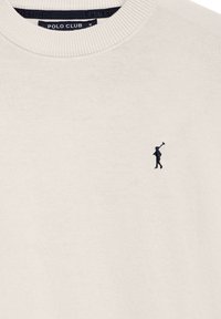 Maglione beige chiaro in tessuto morbido, con scollo a girocollo a coste e un piccolo logo ricamato blu navy di una figura sul petto.