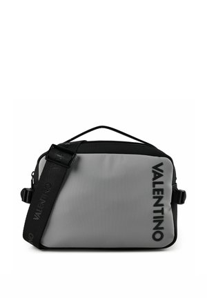 Rechthoekige grijze en zwarte crossbodytas met verstelbare band en Valentino-logo verticaal gedrukt aan de rechter voorkant.