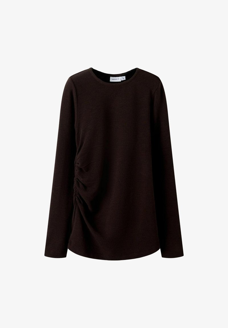 Dunkelbraunes langärmeliges Damenoberteil mit Rundhalsausschnitt und Raffung auf der linken Seite, präsentiert auf einem weißen Hintergrund.
