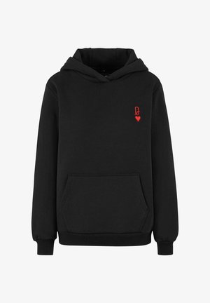 Juodas gobtuvas, pagamintas iš minkštos medžiagos, su priekinėmis kišenėmis. Mažas raudonas siuvinėtas logotipas su širdimi kairiajame krūtinės srityje.