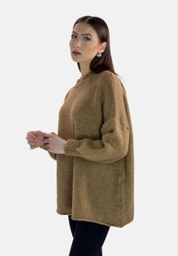 Maglione lavorato a maglia color marrone chiaro con scollatura rotonda, maniche lunghe e una vestibilità ampia, con dettagli a costine ai polsini e all'orlo.
