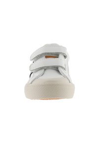 Sneaker bianco in pelle con strap in Velcro, dettagli grigi e una suola in gomma beige testurizzata. Vista frontale che evidenzia le linee pulite e il design semplice.