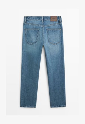 Jeans in denim blu mostrati da dietro con due tasche posteriori e una toppa di marca in pelle marrone sulla vita.