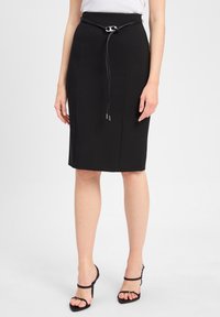 Schwarzer Bleistiftrock mit glatter Textur, tailliertem Schnitt und einem Gürtel mit silbernem Akzent und Kordelzug.