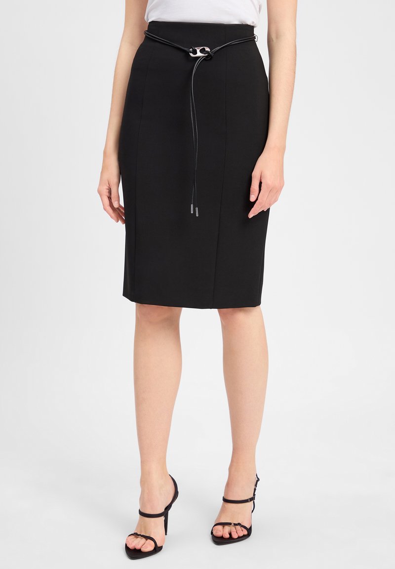 Schwarzer Bleistiftrock mit glatter Textur, tailliertem Schnitt und einem Gürtel mit silbernem Akzent und Kordelzug.